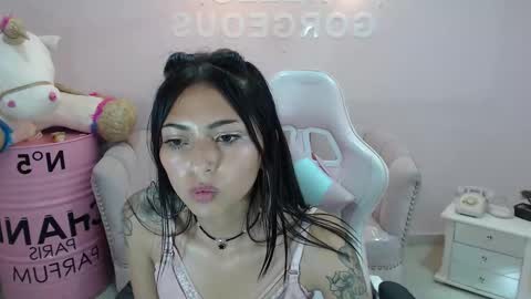 Snapshot of elody_a chatting on 8, 2, 2025 Elody online show from 8, 2, 2025