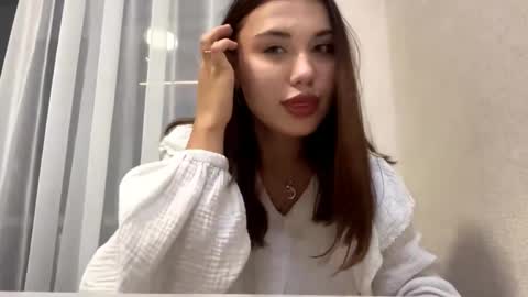 Snapshot of eloisetatsuhara chatting on 16, 10, 2025 Alice online show from 16, 10, 2025