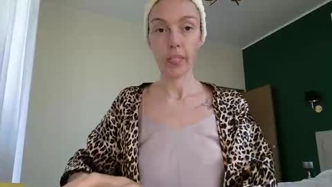 Snapshot of elyrasnarl chatting on 11, 9, 2025 elyrasnarl online show from 11, 9, 2025