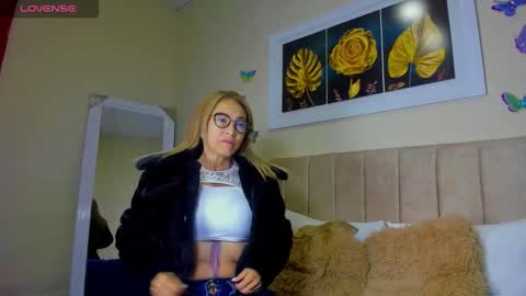 Snapshot of ema_garciaa chatting on 5, 10, 2025 ema garcia online show from 5, 10, 2025