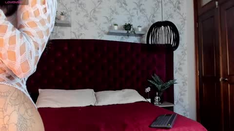 Snapshot of ema_luna_ chatting on 8, 9, 2025 Ema online show from 8, 9, 2025