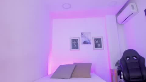emelie_89 online show from 10, 1, 2025