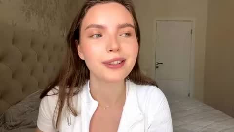 Snapshot of emelinabazydlo chatting on 6, 8, 2026 Bella online show from 6, 8, 2026
