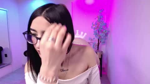 Snapshot of emiily_andrews chatting on 25, 11, 2025 Emiily online show from 25, 11, 2025