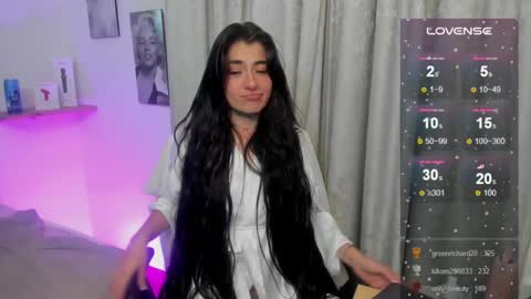 emilayton_ online show from 25, 1, 2025