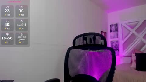 emilayton_ online show from 22, 10, 2025