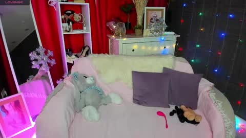 Snapshot of emiliyaqueen chatting on 25, 12, 2024 Emiliya online show from 25, 12, 2024