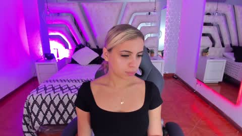 Snapshot of emily_ellen chatting on 28, 1, 2025 Emily online show from 28, 1, 2025