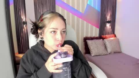 Snapshot of emily_layton chatting on 2, 10, 2025 Emily online show from 2, 10, 2025