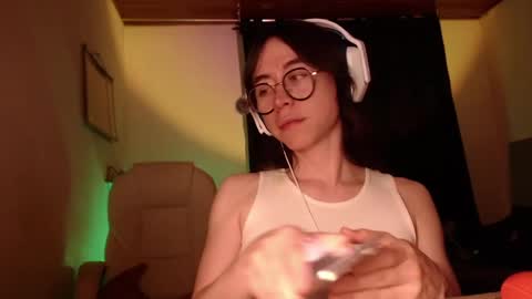 Snapshot of emily_pearl_ chatting on 8, 12, 2024 emily_pearl_ online show from 8, 12, 2024