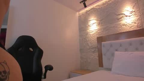  E M Y L Y  online show from 10, 3, 2026