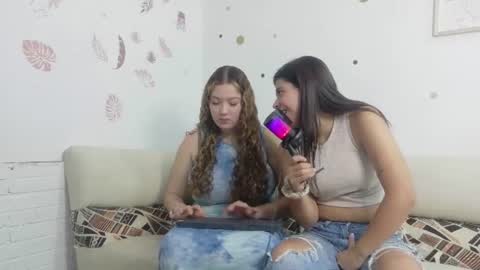 Snapshot of emilyblosom_y_miarose chatting on 17, 7, 2026 online show from 17, 7, 2026