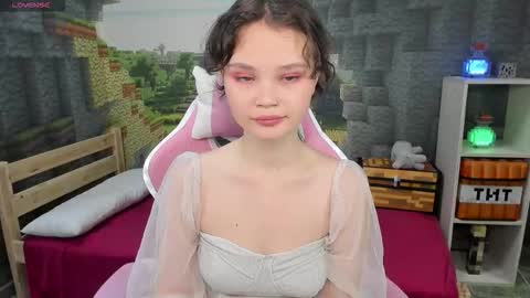 Snapshot of emilychaves chatting on 18, 9, 2025 Emilyhaves online show from 18, 9, 2025