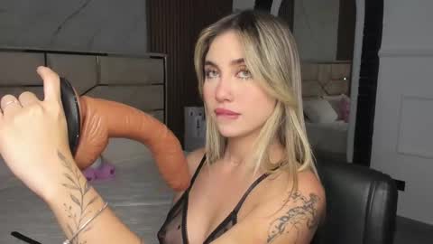 Snapshot of emilyhendrix_ chatting on 24, 2, 2025 Emily Hendrix online show from 24, 2, 2025