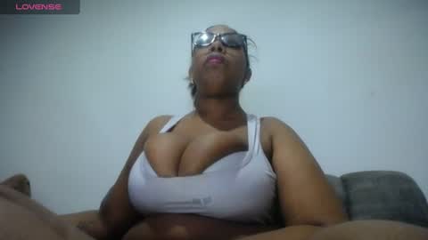 Snapshot of emilyhines__ chatting on 10, 7, 2026 Emilyhines online show from 10, 7, 2026