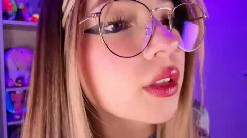 Snapshot of emilykarterr chatting on 21, 4, 2026 VALEEEN online show from 21, 4, 2026