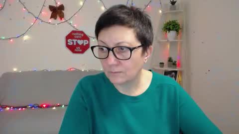 Snapshot of emilyl0vee chatting on 12, 1, 2026 Emily online show from 12, 1, 2026