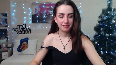 Snapshot of emilylayer chatting on 25, 12, 2024 Emyli online show from 25, 12, 2024