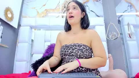 Snapshot of emilymadrid chatting on 8, 2, 2025 Emily online show from 8, 2, 2025