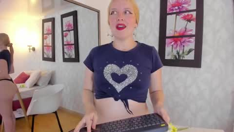 Snapshot of emilysumer chatting on 8, 3, 2025 Summer 3 online show from 8, 3, 2025