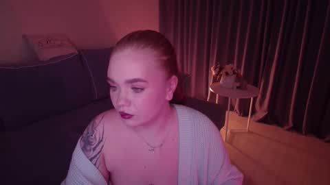 Snapshot of emirise chatting on 7, 10, 2025 Emmi online show from 7, 10, 2025