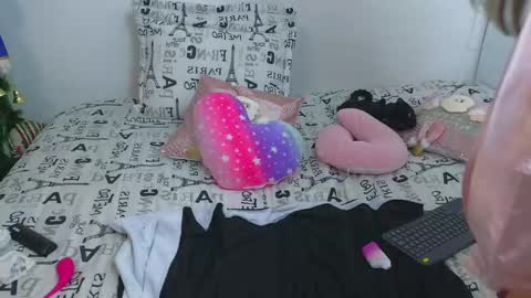 Snapshot of emma_blue_ chatting on 27, 12, 2024 Emma Blue modelo independiente online show from 27, 12, 2024
