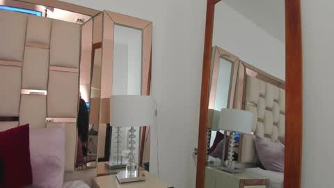 Snapshot of emma_castilloo chatting on 2, 2, 2025 Emma Castillo online show from 2, 2, 2025