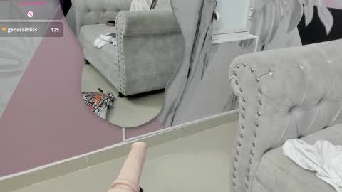 Snapshot of emma_petite4u chatting on 8, 1, 2025 Emma online show from 8, 1, 2025