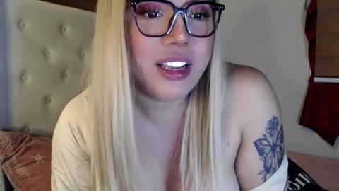 Snapshot of emmawatsoons chatting on 27, 12, 2024 YourDreamGirl Emma online show from 27, 12, 2024
