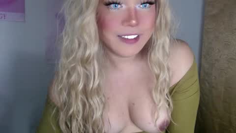 Snapshot of emmawatsoons chatting on 12, 3, 2025 YourDreamGirl Emma online show from 12, 3, 2025