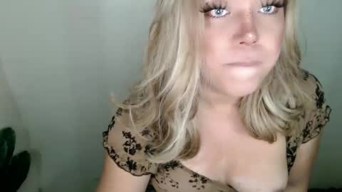 Snapshot of emmawatsoons chatting on 15, 9, 2025 YourDreamGirl Emma online show from 15, 9, 2025
