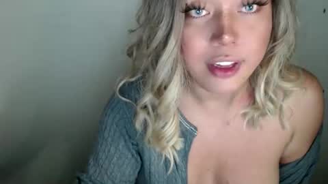Snapshot of emmawatsoons chatting on 22, 9, 2025 YourDreamGirl Emma online show from 22, 9, 2025