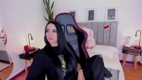 Emmy Evans  online show from 30, 12, 2024