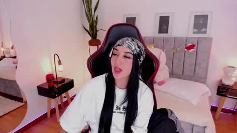 Emmy Evans  online show from 3, 1, 2025