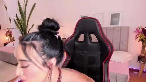 Emmy Evans  online show from 18, 2, 2025