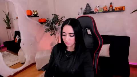 Emmy Evans  online show from 14, 10, 2025