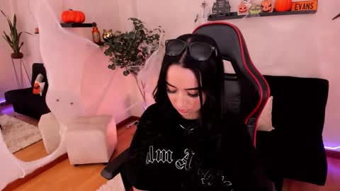 Emmy Evans  online show from 20, 10, 2025