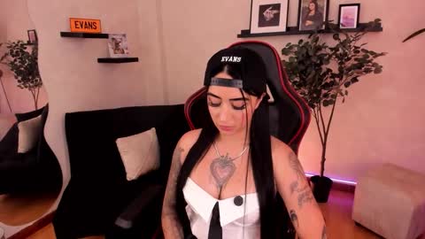 Emmy Evans  online show from 4, 11, 2025