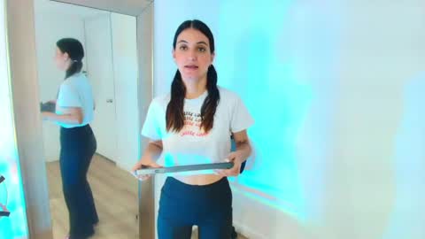 Snapshot of emy_ferrer_ chatting on 11, 4, 2026 EMY FERRER online show from 11, 4, 2026
