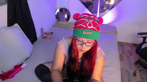 Snapshot of emy_xdy chatting on 16, 12, 2024 Im Emily would you like to help me reach 100 online show from 16, 12, 2024