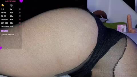 Snapshot of emy_xdy chatting on 8, 1, 2025 Im Emily would you like to help me reach 100 online show from 8, 1, 2025