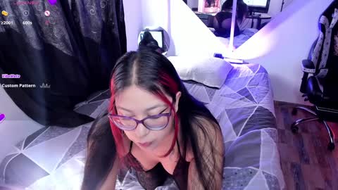 Snapshot of emy_xdy chatting on 9, 1, 2025 Im Emily would you like to help me reach 100 online show from 9, 1, 2025