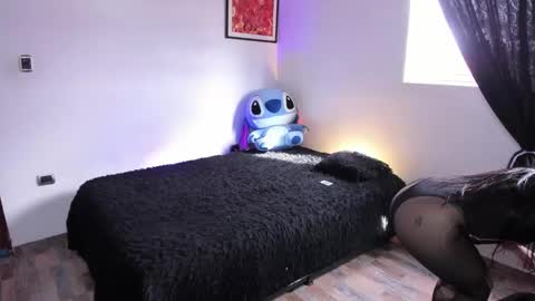 Snapshot of emy_xdy chatting on 22, 9, 2025 Im Emily would you like to help me reach 100 online show from 22, 9, 2025