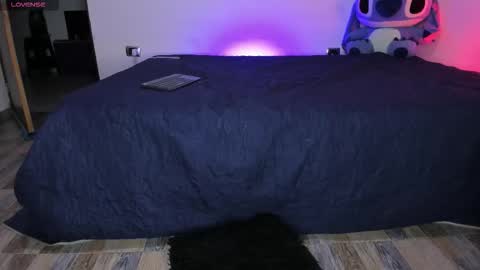Snapshot of emy_xdy chatting on 6, 10, 2025 Im Emily would you like to help me reach 100 online show from 6, 10, 2025