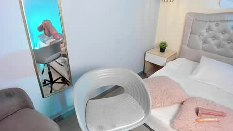 Snapshot of escarleth__ chatting on 7, 10, 2025 Escarlet online show from 7, 10, 2025