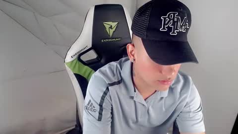 eskayler_ online show from 7, 10, 2025