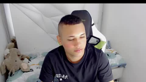 eskayler_ online show from 6, 1, 2026