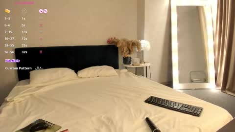 Snapshot of esme_runn chatting on 28, 10, 2025 Esme Runn online show from 28, 10, 2025