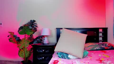 K E Y R A  independent model  online show from 19, 1, 2025