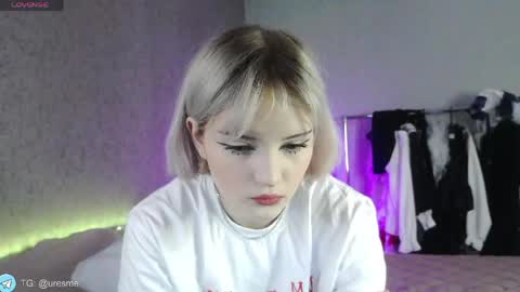 Snapshot of esmevelvet chatting on 17, 5, 2026 Esme online show from 17, 5, 2026